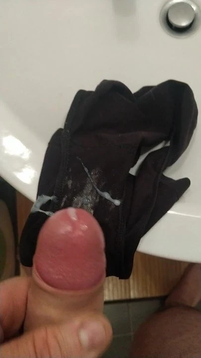 Ejaculation culotte noire