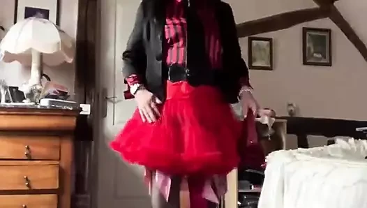 Dışarıda bir gece için kırmızı minyon kıyafetli