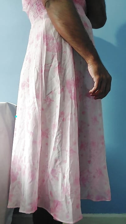 Es fühlt sich so geil an, in einem durchsichtigen Seiden-Chiffon-Kleid mit Blumenmuster zu masturbieren