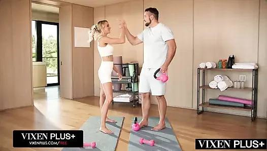 Vixenplus zengin sarışın Emma üçlü seks yapıyor