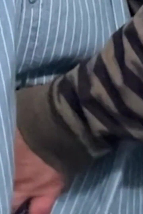 Διεστραμμένα δάχτυλα κάτω από το φόρεμά μου δαχτυλώνουν το μουνί μου