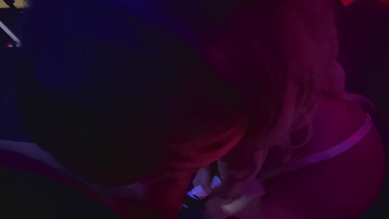 Gorąca blondynka Biorąc jej nowy Bad Dragon Double Headed Dildo po raz pierwszy.
