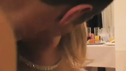 Genç sarışın Katy Caro, Canara Isles'e romantik yolculuklarının eş değiştirme kulübüyle buluşması olduğunu öğrendi