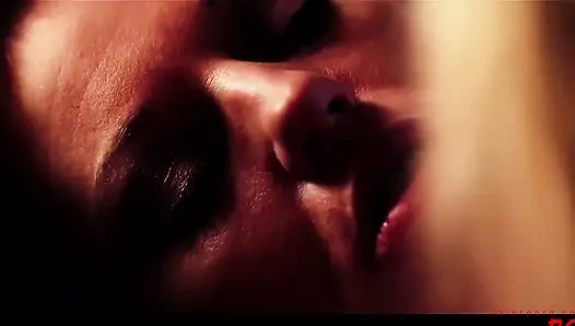 Holly Kiss и Hannah Shaw получают ее киску, которую использует женщина