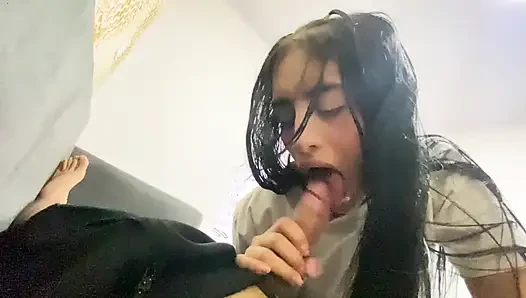 Bu güzel kız beni kendime dokunduğumu görüyor ve orgazm olana kadar tüm yarağımı yutmaya karar verdi.