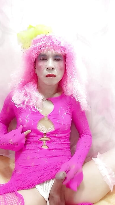 Oanh Le transgender w seksownej sukience robi sobie selfie