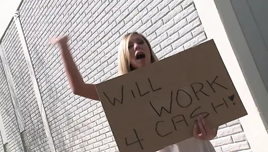 Blonde schlampe bläst, bevor sie im ersten pornofilm für sie wild auf dem sofa fickt