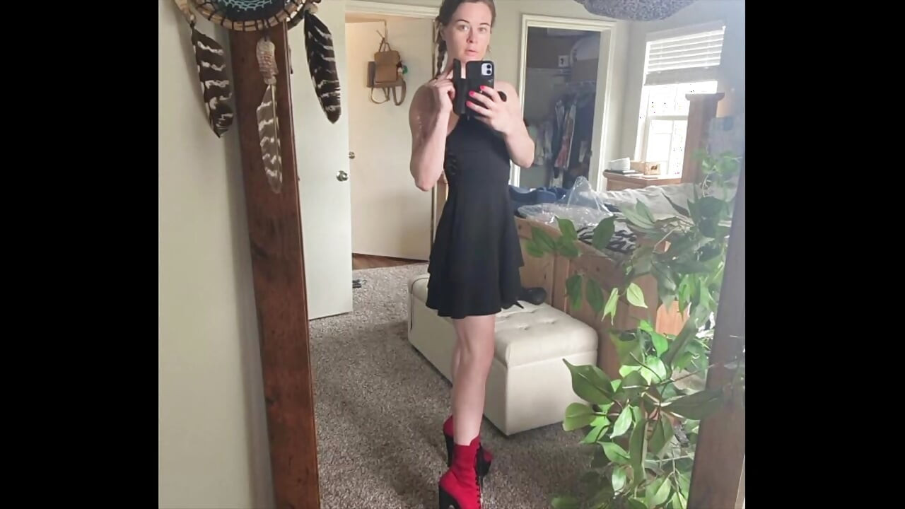 Namorado fodendo namorada submissa com um enorme consolo