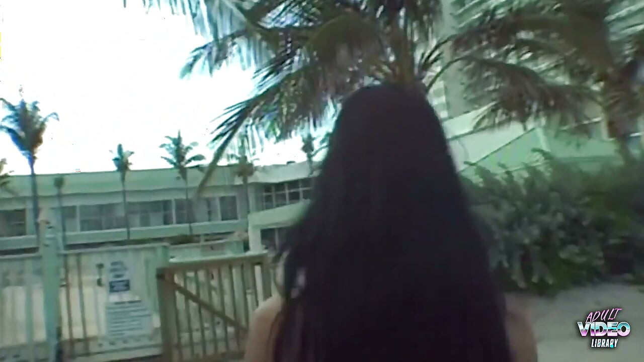 POV Nadia Natalli กำลังเดินทางมาหาควยของคุณเพื่อชิมและกลืนมัน