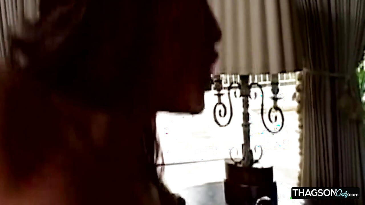 Sbavando deepthroat Queen gag su un cazzo palpitante