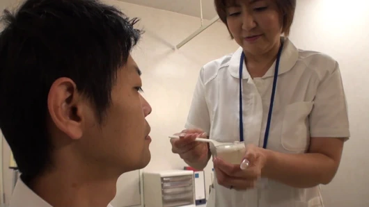 Büyük memeli olgun kadın iş yerinde dölleme seksi