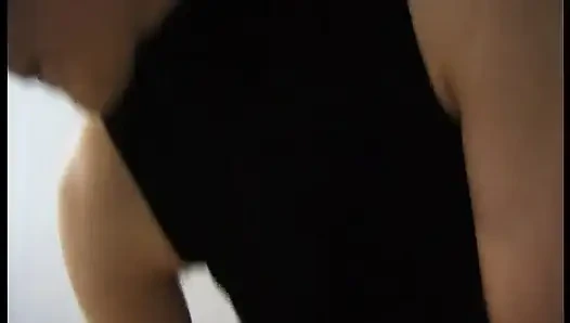 Cewek jadul rambut cokelat dengan toket kecil lagi asik nyepong kontol