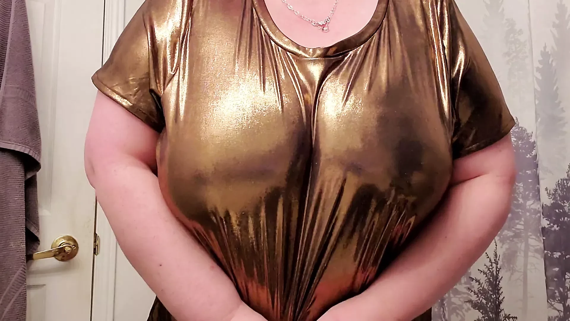 粉红色的鞋面用她巨大的弹跳胸部和坚硬的乳头挑逗你