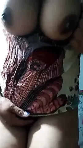 Brazilian MILF fingering