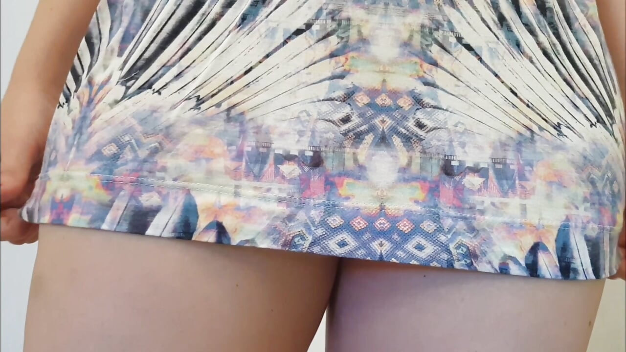Esposa gostosa experimentando micro vestidos sensuais sem calcinha.