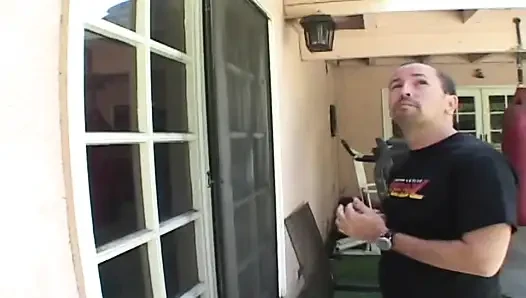 Büyük memeli sarışın amını yalatıyor ve sonra bir amcık tarafından sikiliyor