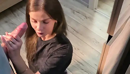 Aynanın önünde derin oral seks.