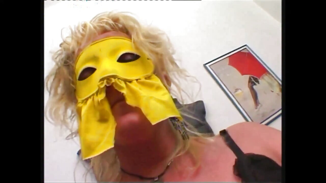 अच्छे स्तनों वाली हॉट शौकिया नकाबपोश चोदने लायक पत्नी डिल्डो से अपनी चूत में हस्तमैथुन करती है