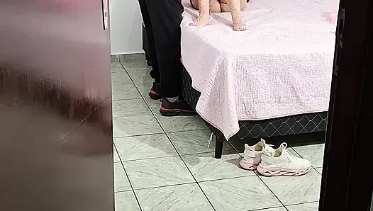 Ayah tiri membantu putri tiri melepas pakaiannya untuk tidur.