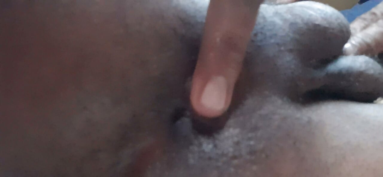 アナルにオイルをのせて指にのせて