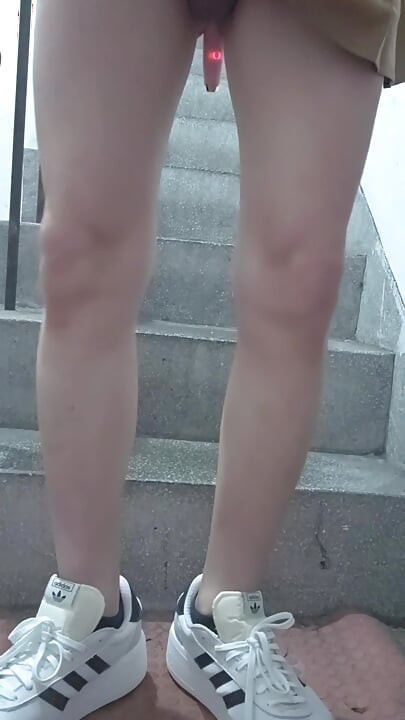 계단에 바이브레이터로 자위하는 쉬멜 팅 쉬안.