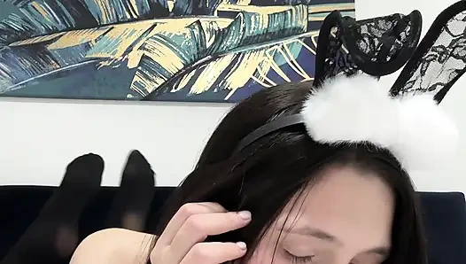 Genç Paskalya tavşanı kız yatakta mastürbasyon yapıyor