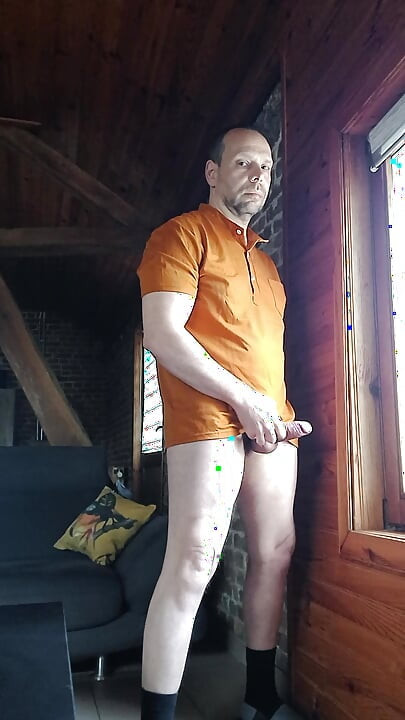 I show myself in front of my window to passers-by and I cum on the glass big squirts