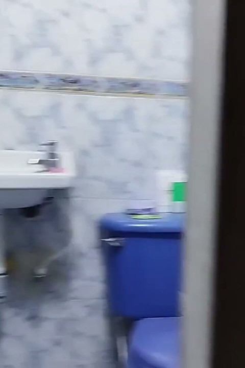 Me corro dentro del culo travieso de mi cuñada. en el baño.