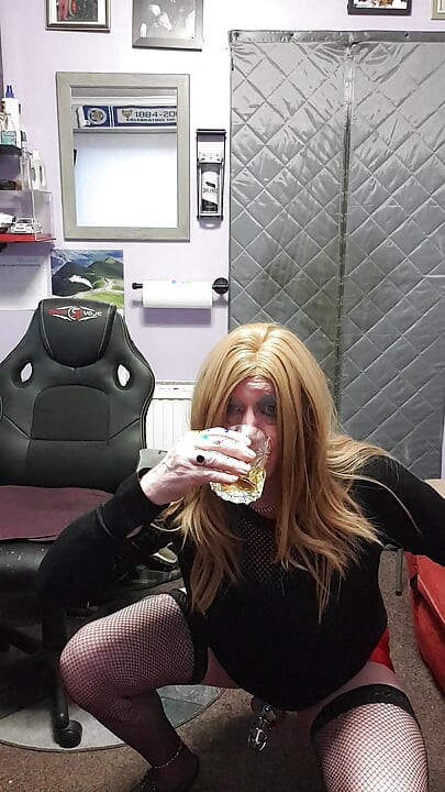 สาวในกรงปัสสาวะในแก้ว แล้วก็ดื่มมัน