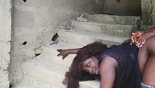 Ich ficke meine ex unter der treppe, bevor mein mann von der arbeit zurück kommt