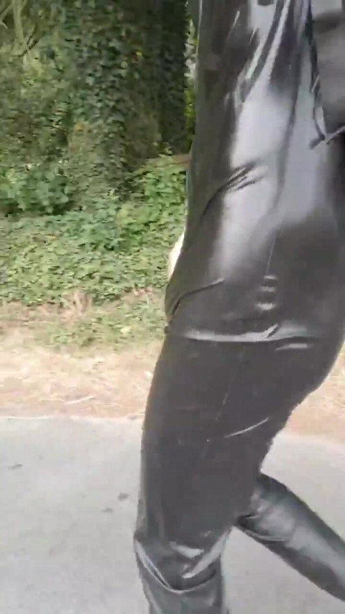 Small stroll in latex