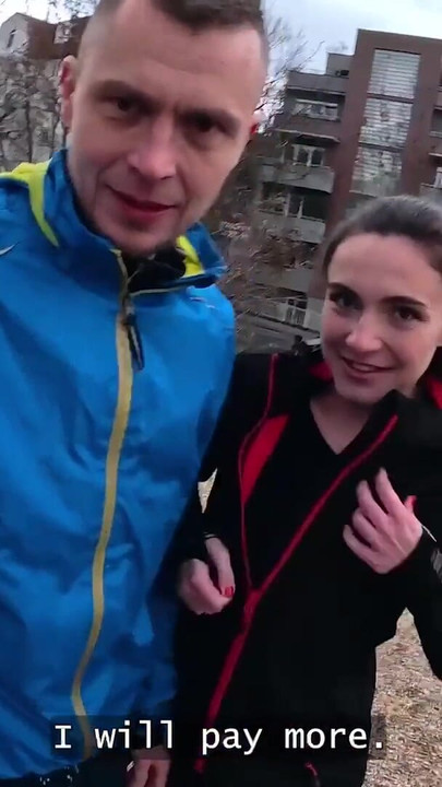 HUNT4K. Si è strappata i leggings e ha succhiato il cazzo di uno sconosciuto davanti al suo fidanzato per dei nuovi. Clip 1