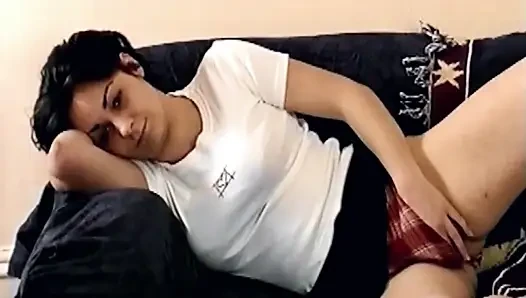 Cewek hot rambut cokelat ini lagi asik muasin memeknya pakai dildo ukuran XL