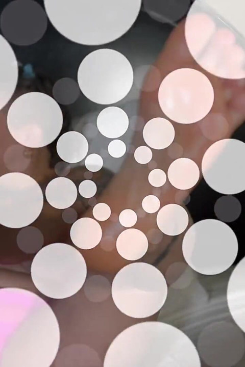 Dando a Macgee um com os pés oleosos e interracial