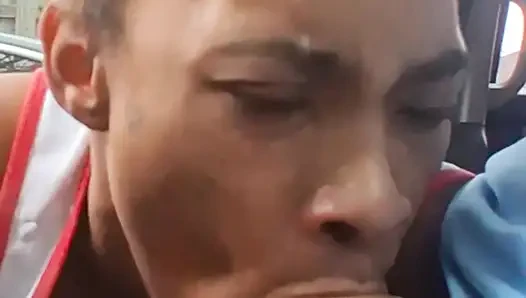 Cewek mungil kulit hitam disumpal sama besar pria kulit putih