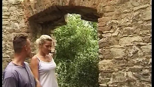 Almanya'dan bu sarışın orta yaşlı seksi kadın açık havada sikiliyor