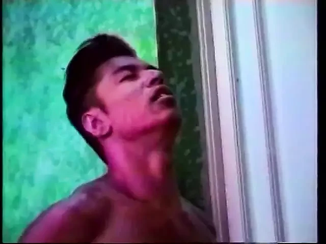 热辣的女孩把鸡巴深深地插入她的阴户，另一个乱搞她的嘴