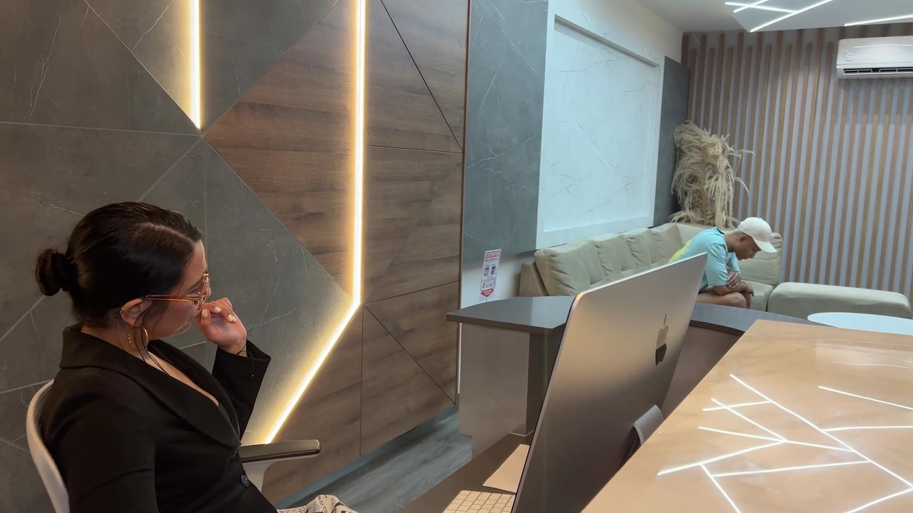 拉丁熟女秘书在办公室里操她老板的年轻客户，直到他们射在她脸上！Kylei Ellish