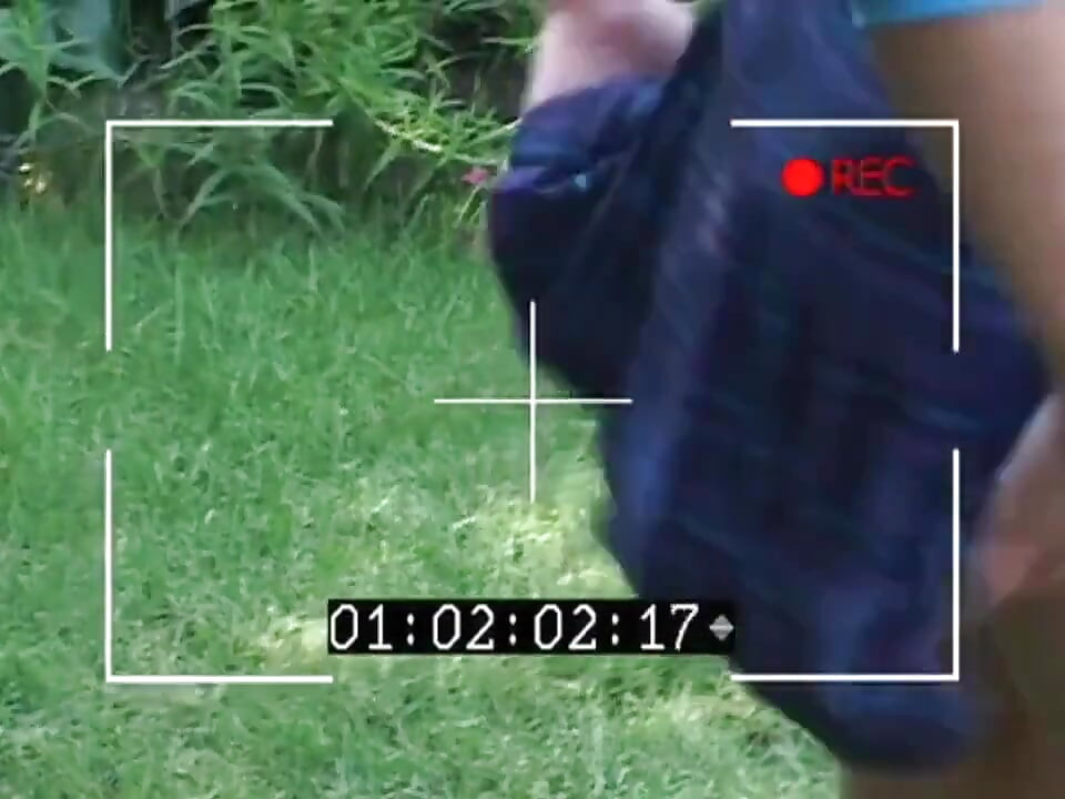 Zakar hitam besar dalam pantat... Hitam dan putih di taman
