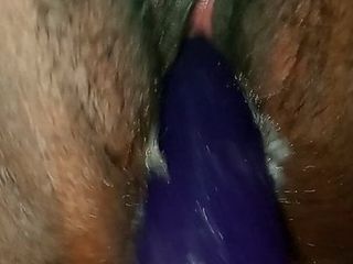 Gordinha negra peluda tem 2 orgasmos cremosos