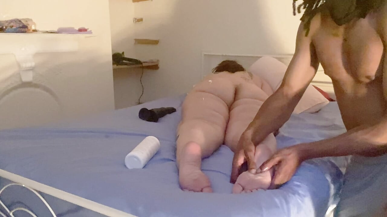 أم مثيرة تحصل على تدليك بالزيت في السرير. بلاك بول يفرك الزيت على مؤخرة ناضجة كبيرة