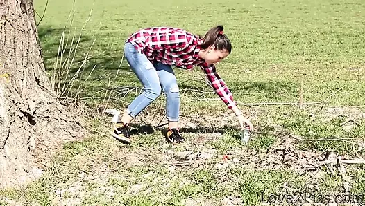 Yol kenarında ve diğer birçok yere işiyor - derleme