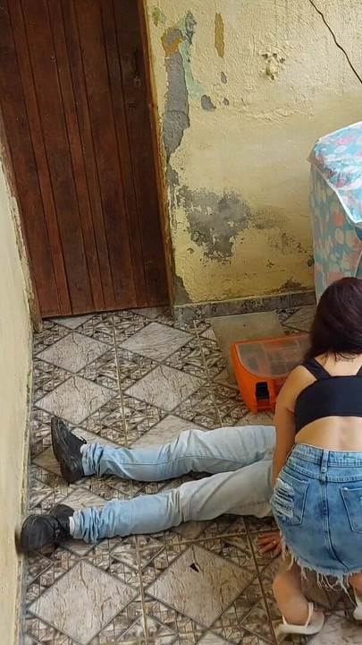 Morate vidjeti trenutak iz "Udana vruća žena plaća vodoinstalatera poskakujući na kurcu dok muž radi"