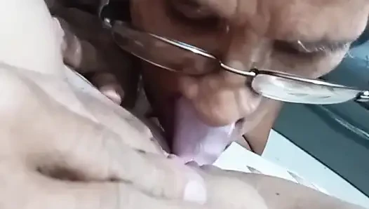 лижет ее мокрую и красивую киску