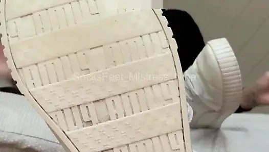 Видишь мои белые носки и надеюсь, что я подведу тебя ближе.  Разрешение приходит позже.