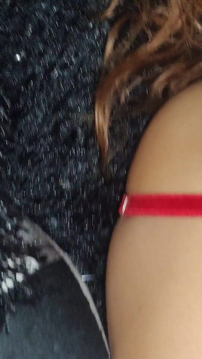 Crveni kožni medvjed koji svršava