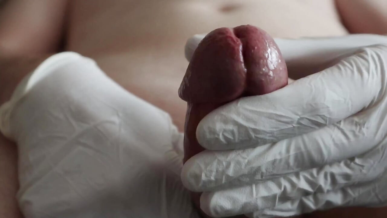 Masturbation masculine en solo avec des gants
