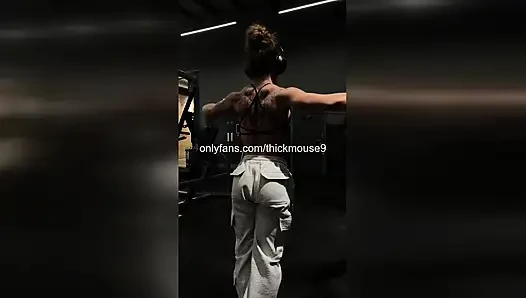 Instagram canlı dansı sırasında yaramaz genç kızın amcık frikik