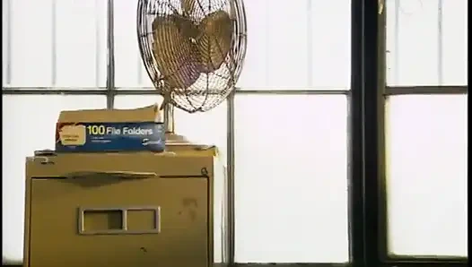 Typ im latexanzug bekommt seinen schwanz von einem sexy blondie geblasen, bevor er knallt