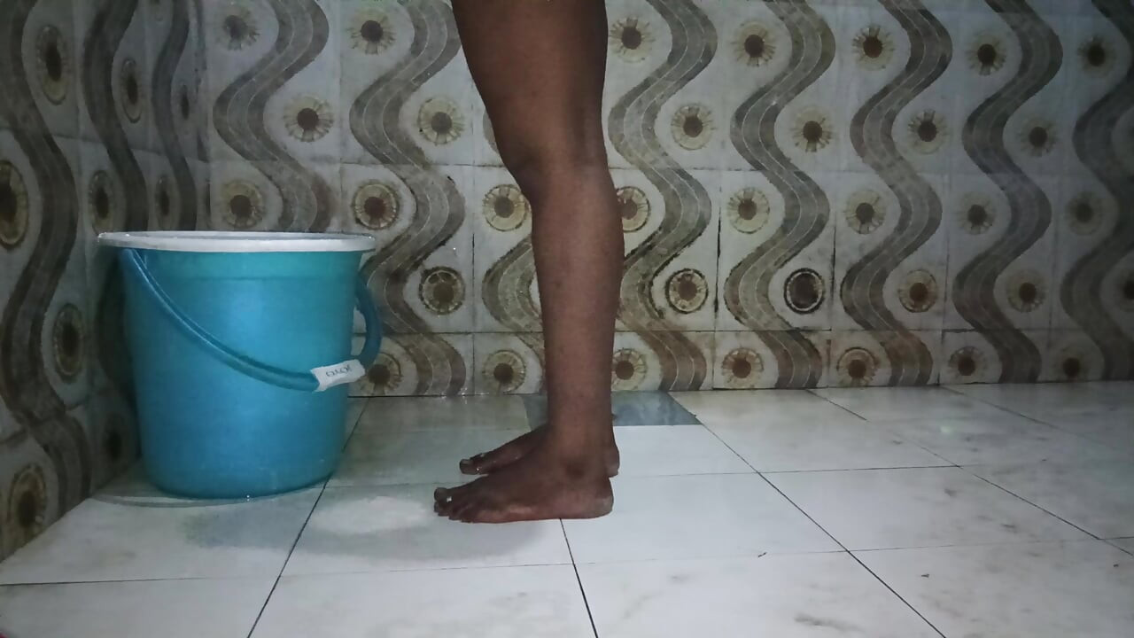 Indian tamil hot wife saranya bath show